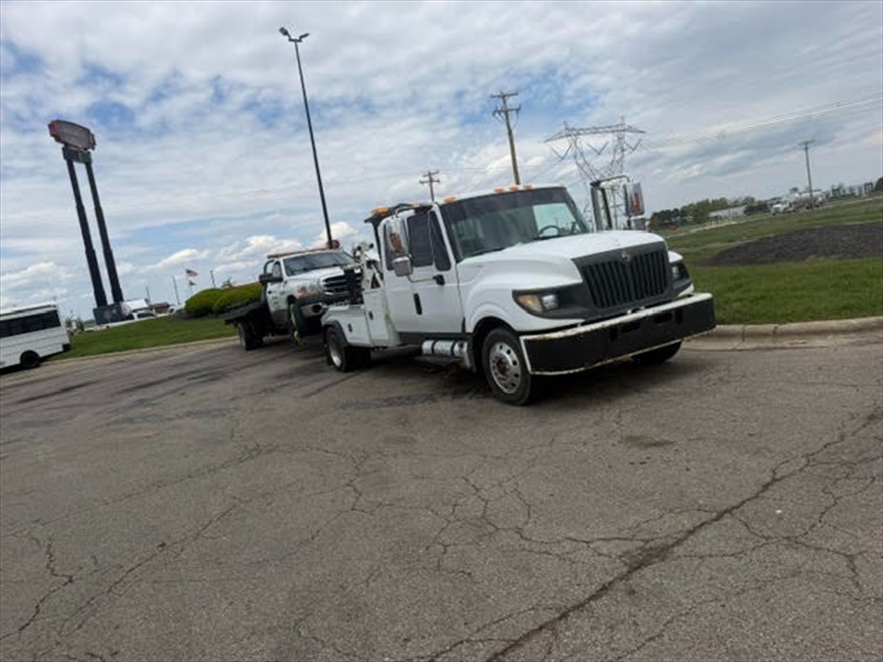 Heavy duty wrecker recovery truck